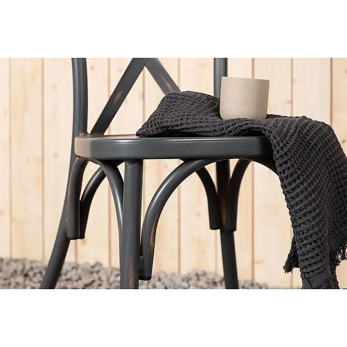 Ebuy24 Gartenstuhl Tablas 2er-Set - 2 Stk., Aluminum, Grau, B x T x H: 48 x 48 x 88 cm - Dunkelgrauer, distressed Bistrostuhl mit Waffeltuch und Keramiktasse auf dem Sitz, in rustikaler Umgebung.