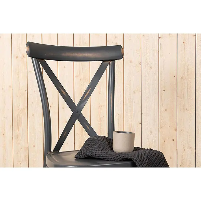 Ebuy24 Gartenstuhl Tablas 2er-Set - 2 Stk., Aluminum, Grau, B x T x H: 48 x 48 x 88 cm - Dunkelgrauer Shabby-Chic-Stuhl mit Kreuzlehne, Handtuch und Tasse auf dem Sitz, vor einer Holzwand.