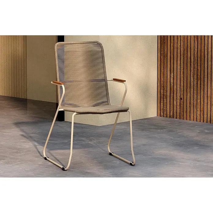 Ebuy24 Gartenstuhl Bois - Stahl, Beige, B x T x H: 63 x 65 x 93 cm - Beiger geflochtener Seilstuhl mit hellem Metallrahmen und Holzarmlehnen in moderner Umgebung.