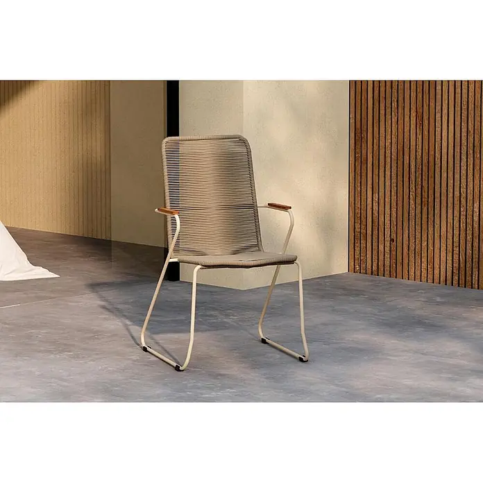Ebuy24 Gartenstuhl Bois - Stahl, Beige, B x T x H: 63 x 65 x 93 cm - Beiger Sessel mit geflochtenem Seil, hellem Metallrahmen und Holzarmlehnen in moderner Umgebung.