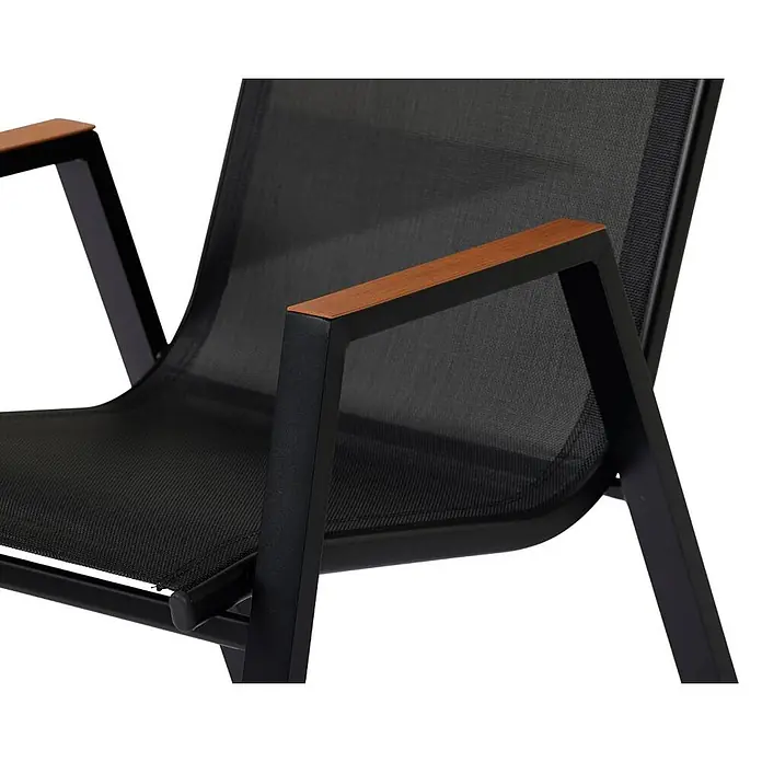 Ebuy24 Gartenstuhl Nadine - 1 Stk., Stahl, Textilene, Schwarz, B x T x H: 55 x 75 x 90 cm - Nahaufnahme eines Stuhls mit schwarzer Netzbespannung, schwarzem Metallrahmen und Holzarmlehnen.