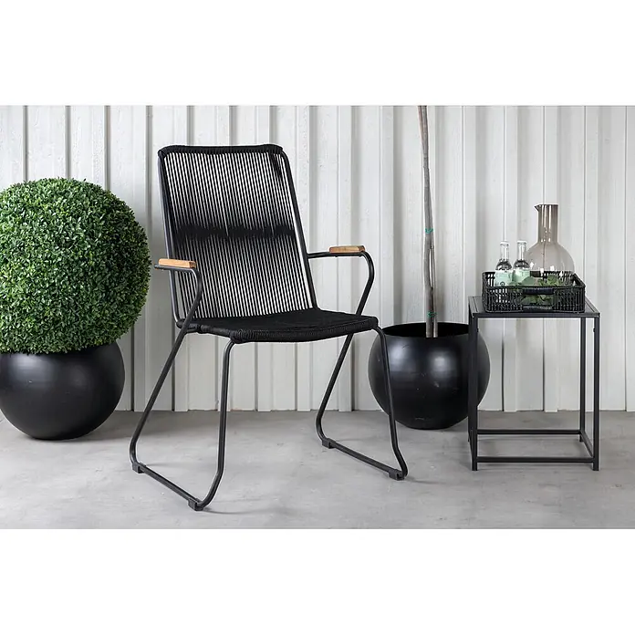 Ebuy24 Gartenstuhl Bois 2er-Set - 100 % Polyester (Seil), Stahl, Holz, Schwarz, B x T x H: 60 x 63 x 93 cm - Schwarzer Outdoor-Stuhl aus geflochtenem Seil und Metallrahmen mit Holzarmlehnen.