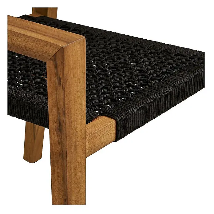 Ebuy24 Gartenstuhl Ane 2er-Set - Akazie, Seil, Metall, Natur, B x T x H: 57 x 60 x 83 cm - Detail eines Holzstuhls mit schwarzer geflochtener Seilsitzfläche und Armlehne.