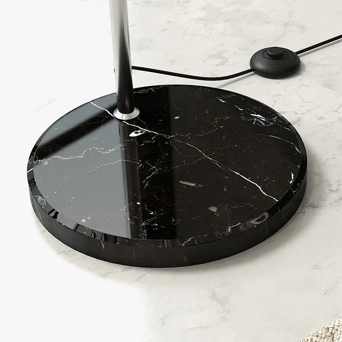 Homcom Stehleuchte - 40 W, Höhe: 180 cm, Silber, Silber, E27 - Runde, polierte schwarze Marmorlampenbasis mit weißen Adern, silbernem Stiel und schwarzem Fußschalter am Netzkabel.