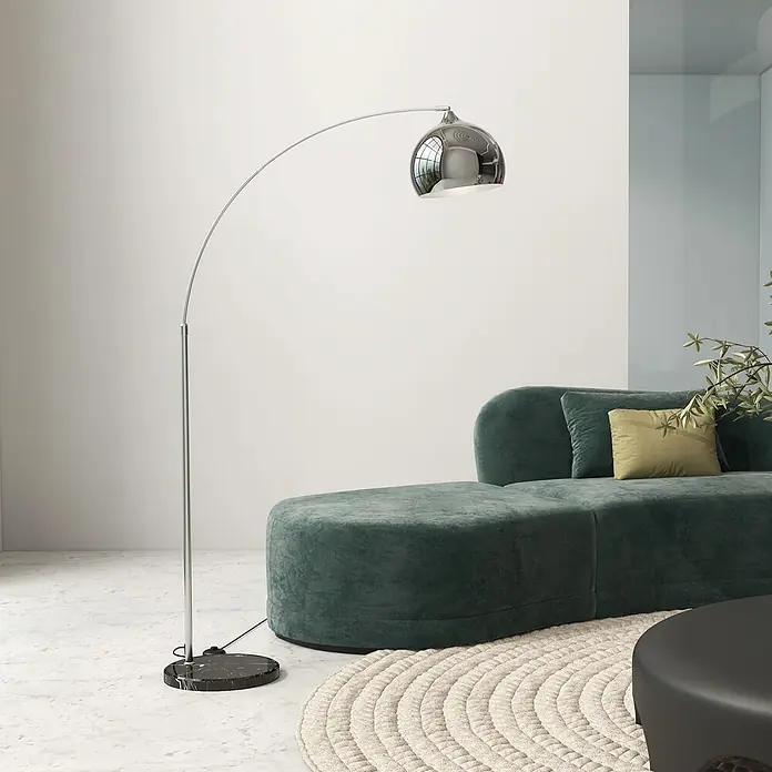 Homcom Stehleuchte - 40 W, Höhe: 180 cm, Silber, Silber, E27 - Moderne Bogenstehleuchte mit silbernem Kuppelschirm und schwarzem Marmorfuß, beleuchtet ein grünes Sofa.