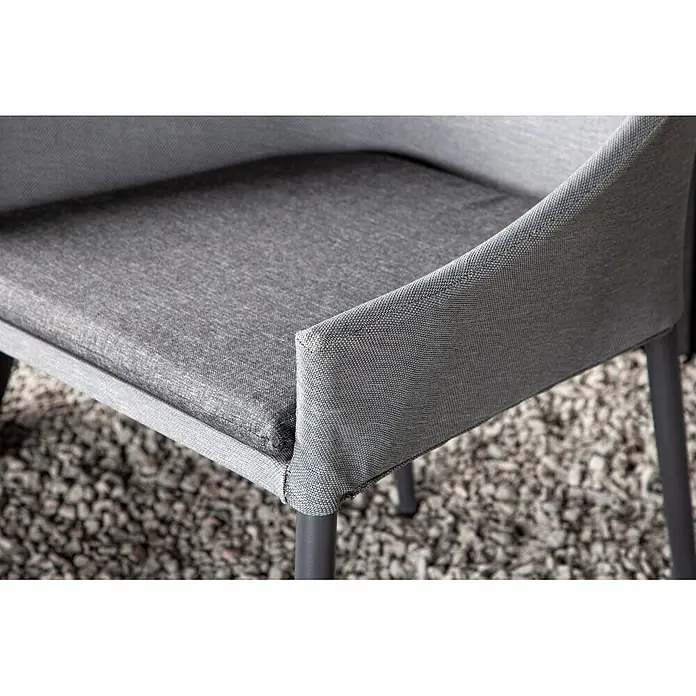 Ebuy24 Gartenstuhl Spoga 2er-Set - Mischtextilien (Textilien und Polyester), Schwarz, B x T x H: 60 x 62 x 81 cm - Nahaufnahme eines grauen, stoffbezogenen Stuhls mit dunklen Beinen.
