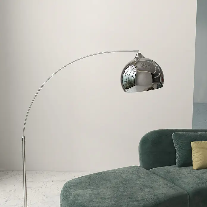 Homcom Stehleuchte - 40 W, Höhe: 180 cm, Silber, Silber, E27 - Moderne Bogenstehlampe aus Chrom mit reflektierendem Schirm, neben einem grünen Samt-Ecksofa.