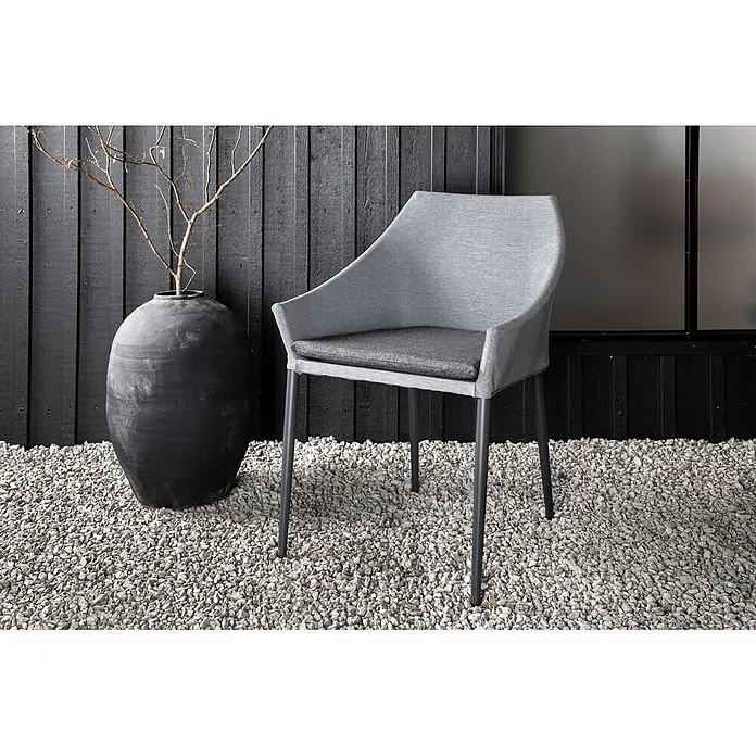 Ebuy24 Gartenstuhl Spoga 2er-Set - Mischtextilien (Textilien und Polyester), Schwarz, B x T x H: 60 x 62 x 81 cm - Grauer Polsterstuhl für den Außenbereich mit dunklen Beinen auf Kies neben einem schwarzen Topf und Holzwand.