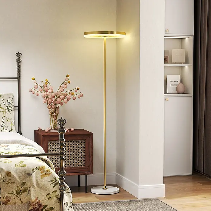 Homcom Stehleuchte - 14 W, Höhe: 157,5 cm, Gold, Gold, E27 - Goldene Stehleuchte mit rundem LED-Kopf und weißem Sockel, die eine gemütliche Schlafzimmerecke neben einem Bett beleuchtet.