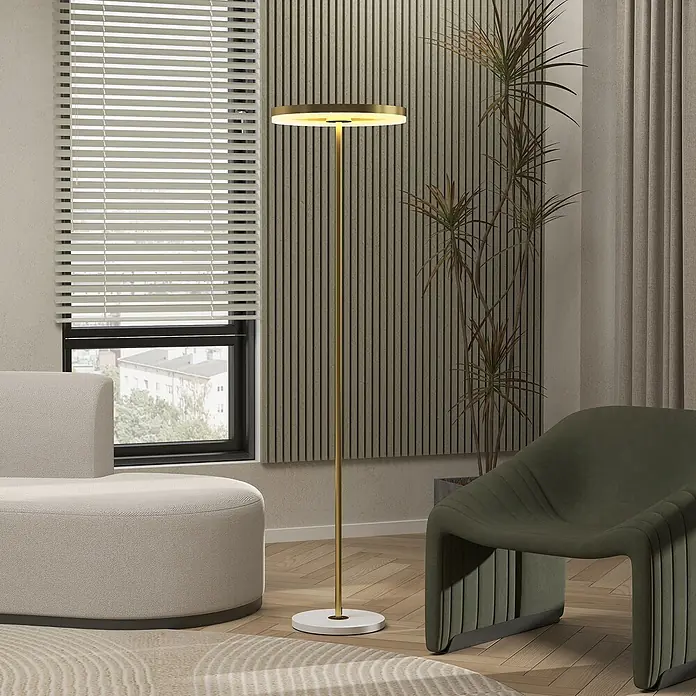 Homcom Stehleuchte - 14 W, Höhe: 157,5 cm, Gold, Gold, E27 - Eine moderne goldene Stehleuchte mit einem weißen runden Sockel und einer leuchtenden Scheibenform oben, auf einem Holzfußboden in einem modernen Wohnraum.