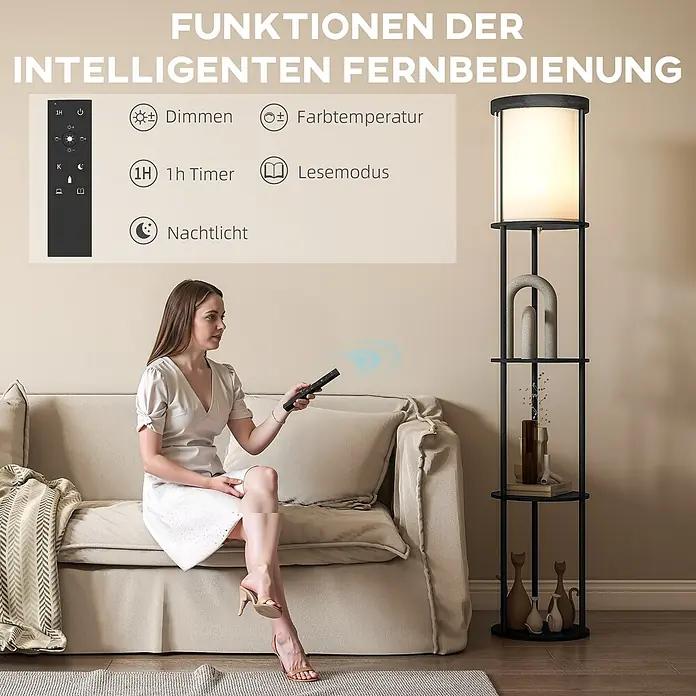 Homcom Stehleuchte - 40 W, Schwarz, Weiß, E27 - Eine Frau steuert eine schwarze Standleuchte mit Regalen per Fernbedienung, die Dimmen, Farbtemperatur, Timer, Lesemodus und Nachtlicht bietet.