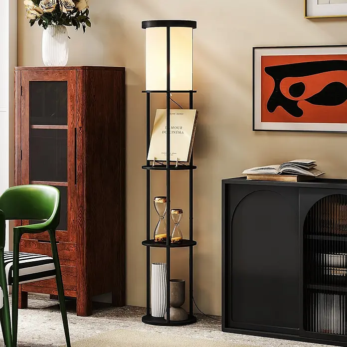 Homcom Stehleuchte - 40 W, Schwarz, Weiß, E27 - Eine schwarze Stehlampe mit rechteckigem weißem Schirm und integrierten Regalen, die Bücher und Dekorationen in einem Wohnzimmer aufnehmen.