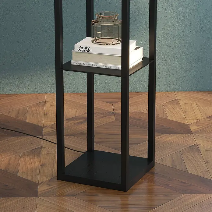 Homcom Stehleuchte - 40 W, Höhe: 160 cm, Schwarz, Weiß, E27 - Schwarze moderne Stehleuchte mit integriertem Regal, ideal zur Präsentation von Büchern und Dekoartikeln, in einem modernen Wohnraum gezeigt.