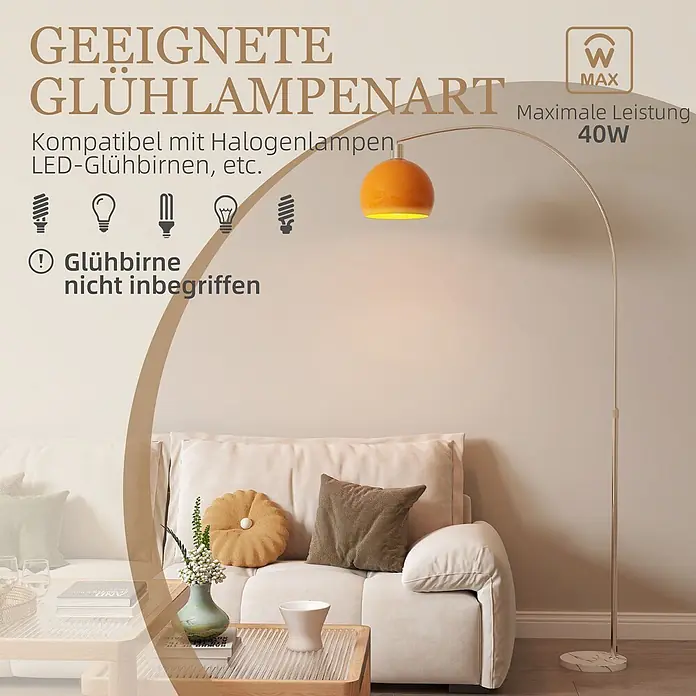 Homcom Stehleuchte - 40 W, Höhe: 190 cm, Silber, Orange, E27 - Elegante Bogen-Stehleuchte mit orangem Schirm, silbernem Gestell und Marmorsockel, platziert neben einem Sofa im Wohnzimmer.