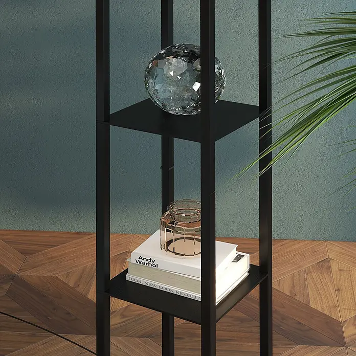 Homcom Stehleuchte - 40 W, Höhe: 160 cm, Schwarz, Weiß, E27 - Hohes schwarzes Metallregal mit Dekoartikeln und Büchern, darunter ein Andy Warhol Buch und ein Dior Buch.