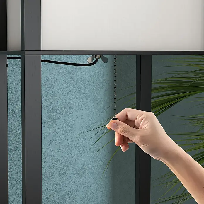 Homcom Stehleuchte - 40 W, Höhe: 160 cm, Schwarz, Weiß, E27 - Hand zieht an einer dunklen Perlenkette, wahrscheinlich zum Bedienen von Jalousien oder einer Lampe.