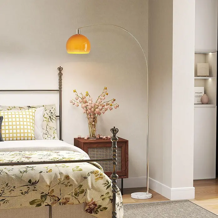 Homcom Stehleuchte - 40 W, Höhe: 190 cm, Silber, Orange, E27 - Hohe Bogen-Stehlampe mit poliertem Metallgestell, orangefarbenem Kuppelschirm und Marmorfuß, beleuchtet ein Schlafzimmer.