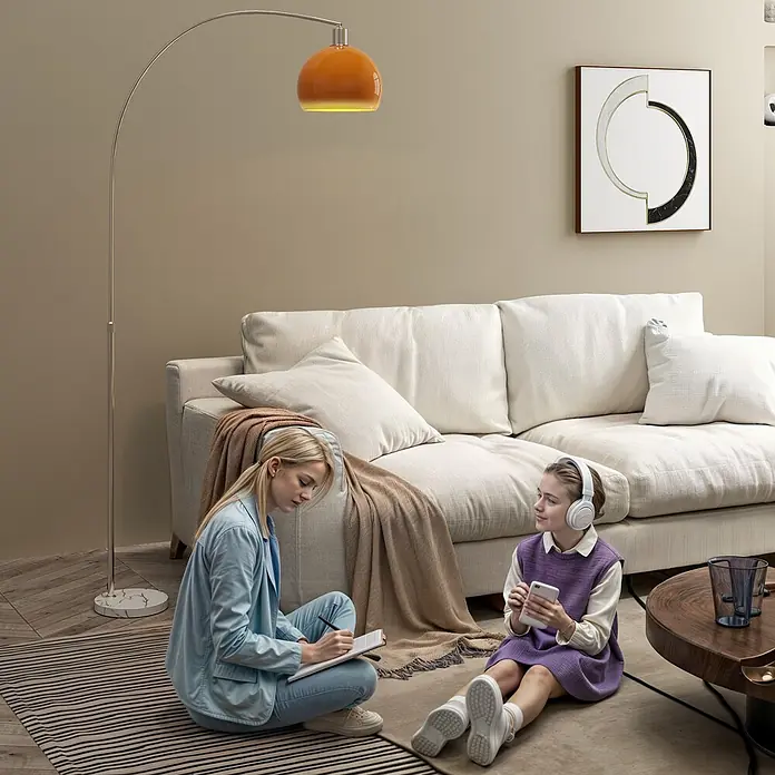 Homcom Stehleuchte - 40 W, Höhe: 190 cm, Silber, Orange, E27 - Bogenförmige Stehlampe mit silbernem Metallgestell, orangefarbenem Kuppelschirm und weißem Marmorfuss, beleuchtet ein Wohnzimmer.