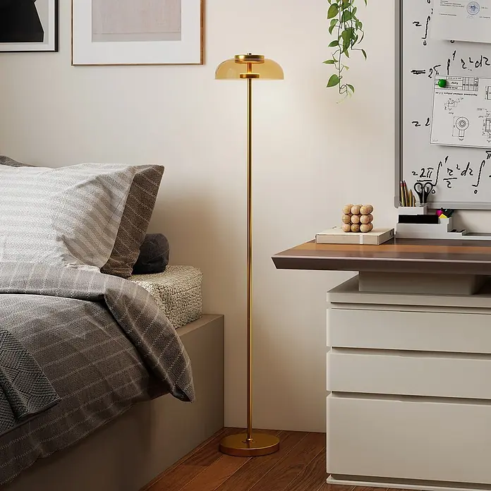 Homcom Stehleuchte - 5 W, Höhe: 134 cm, Messing, Hellbraun, E27 - Goldene Stehleuchte mit bernsteinfarbenem Kuppelschirm beleuchtet gemütliches Schlaf- und Arbeitszimmer.