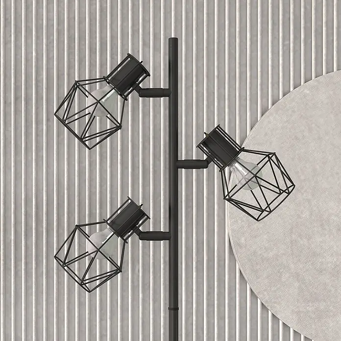 Homcom Stehleuchte - 40 W, Höhe: 169 cm, Schwarz, Schwarz, E27 - Schwarze Stehlampe mit mehreren Köpfen, sichtbaren Glühbirnen in geometrischen Käfigen, vor einer strukturierten Wand.