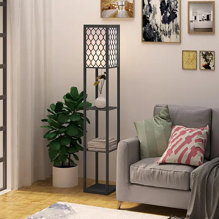Homcom Stehleuchte - 40 W, Höhe: 160 cm, Schwarz, Weiß, Schwarz, E27 - Schwarze Stehlampe mit gemustertem Schirm und drei Regalböden, die ein gemütliches Wohnzimmer neben einem grauen Sofa beleuchtet.