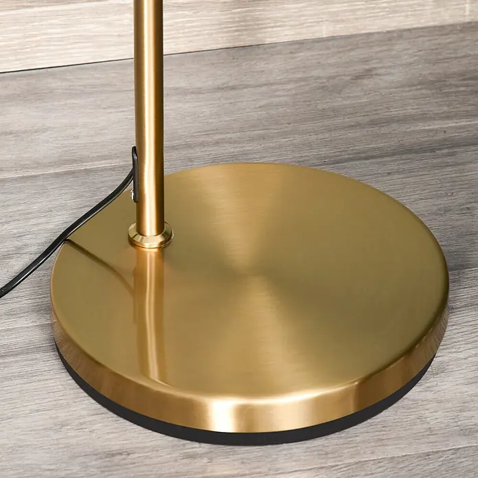 Homcom Stehleuchte - 40 W, Höhe: 153 cm, Gold, Weiß, E27 - Goldener Metall-Stehleuchtenfuß mit schwarzem Kabel auf Holzboden.