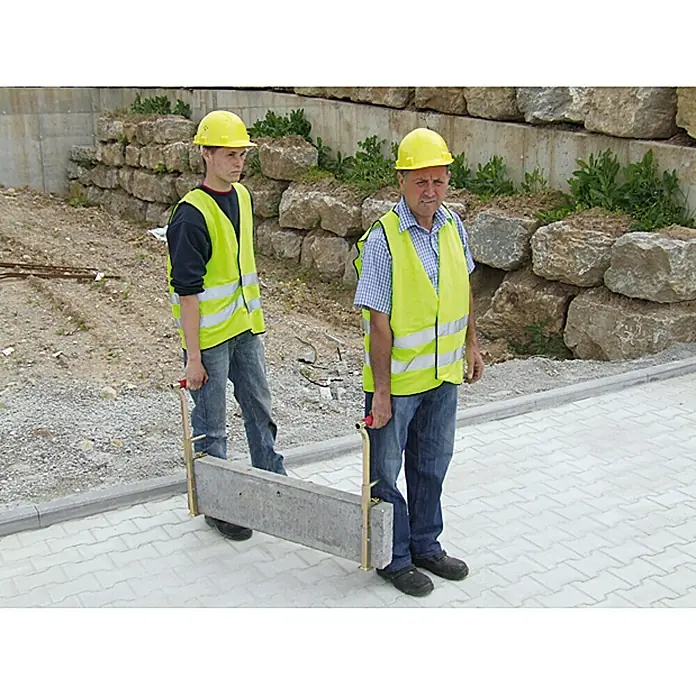 Probst - Traglast: 60 kg - Zwei Bauarbeiter transportieren einen Betonpflasterstein mit einer speziellen Hebevorrichtung.