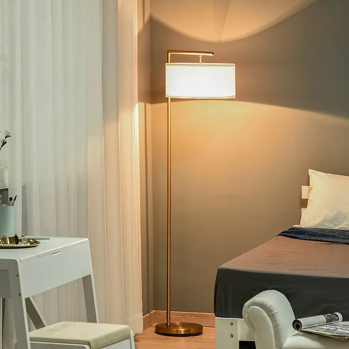 Homcom Stehleuchte - 40 W, Höhe: 153 cm, Gold, Weiß, E27 - Hohe goldene Stehlampe mit weißem rechteckigem Schirm, leuchtend und ein warmes Licht in einem Schlafzimmer neben einem Bett werfend.