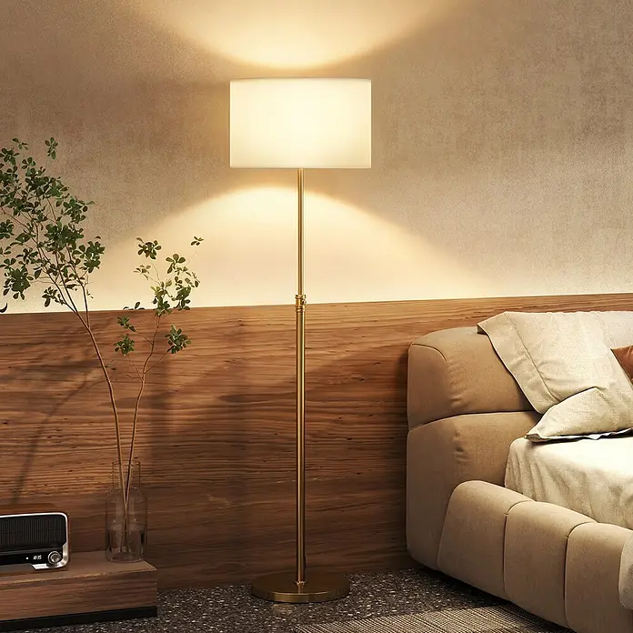 Homcom Stehleuchte - 40 W, Gold, Weiß, E27 - Goldene Stehleuchte mit rechteckigem weißem Schirm, die ein modernes Schlafzimmer beleuchtet.