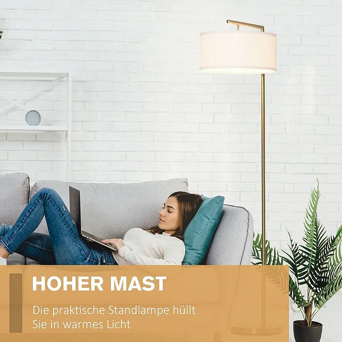 Homcom Stehleuchte - 40 W, Höhe: 153 cm, Gold, Weiß, E27 - Eine hohe, goldfarbene Stehlampe mit weißem Stoffschirm beleuchtet ein Wohnzimmer, wo eine Person auf einem Sofa entspannt.