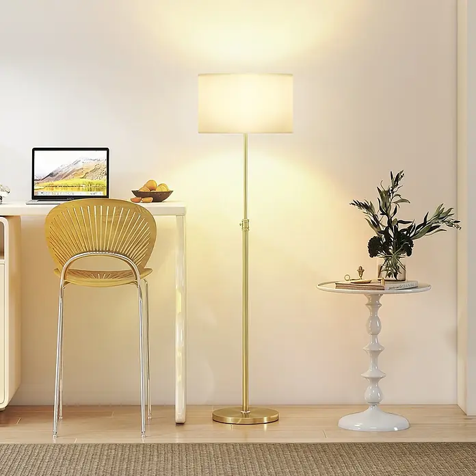 Homcom Stehleuchte - 40 W, Gold, Weiß, E27 - Goldene Stehlampe mit weißem Schirm beleuchtet einen Raum.