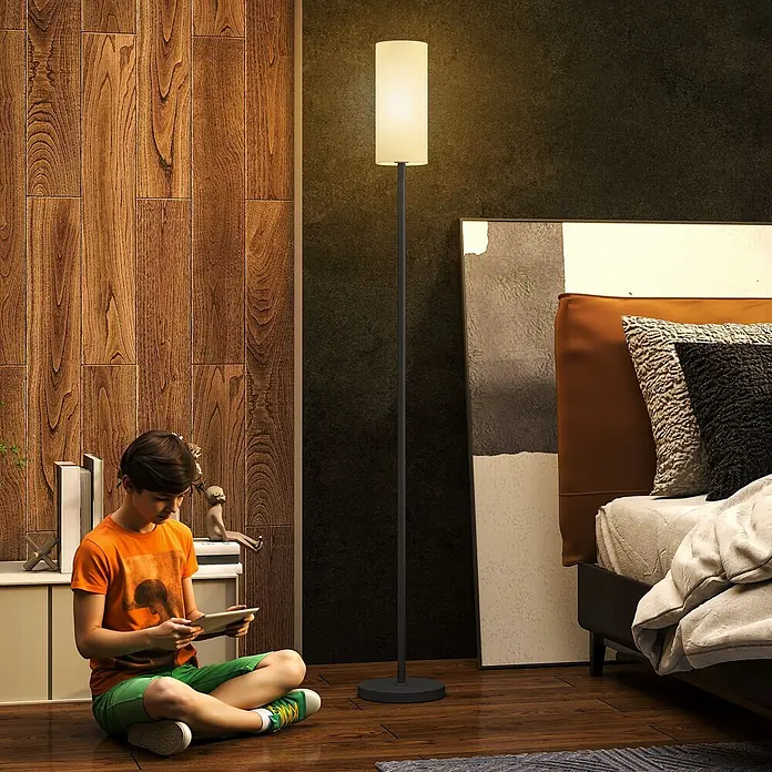 Homcom Stehleuchte - 40 W, Höhe: 163 cm, Schwarz, Weiß, E27 - Hohe Stehlampe mit weißem Zylinderschirm und dunklem Ständer, die einen Raum beleuchtet, in dem ein Kind liest.