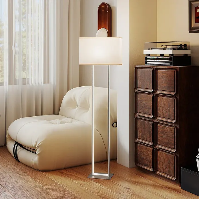 Homcom Stehleuchte - 35 W, Silber, Weiß, E27 - Moderne Stehleuchte aus Silber mit weißem, rechteckigem Schirm, beleuchtet einen Wohnbereich neben einem cremefarbenen Sessel.