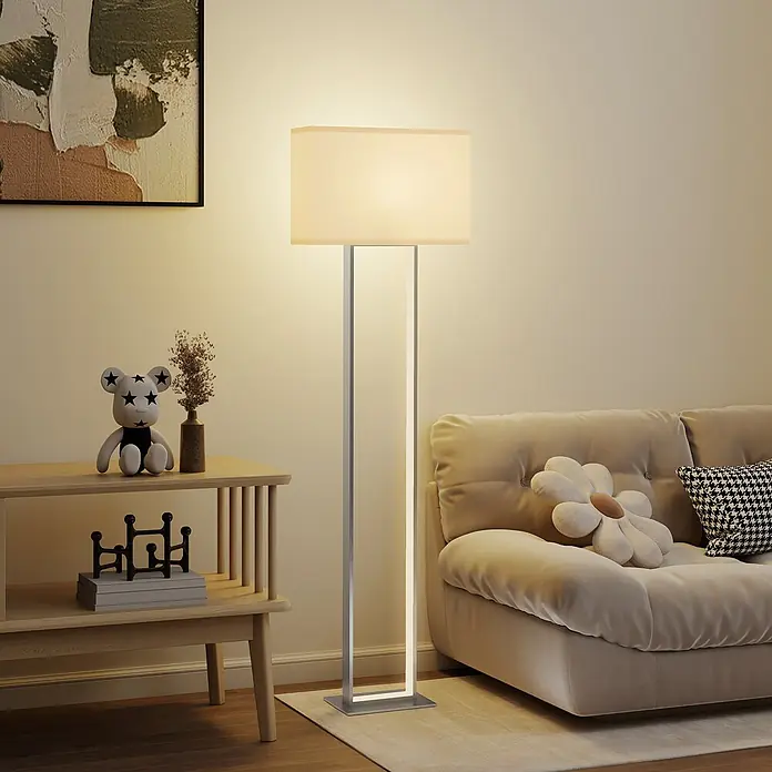Homcom Stehleuchte - 35 W, Silber, Weiß, E27 - Moderne Stehlampe mit rechteckigem Stoffschirm und silbernem Metallrahmen in einem Wohnzimmer.