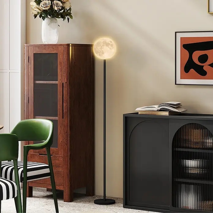Homcom Stehleuchte - 25 W, Schwarz, Mondoptik, E27 - Eine mondförmige Stehlampe mit schwarzem Ständer beleuchtet einen modernen Wohnraum.