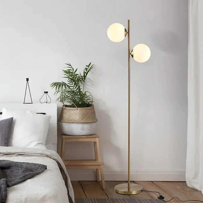 Homcom Stehleuchte - 40 W, Höhe: 165 cm, Gold, Weiß, E27 - Goldene Stehlampe mit zwei kugelförmigen weißen Leuchten, beleuchtet ein modernes Schlafzimmer.