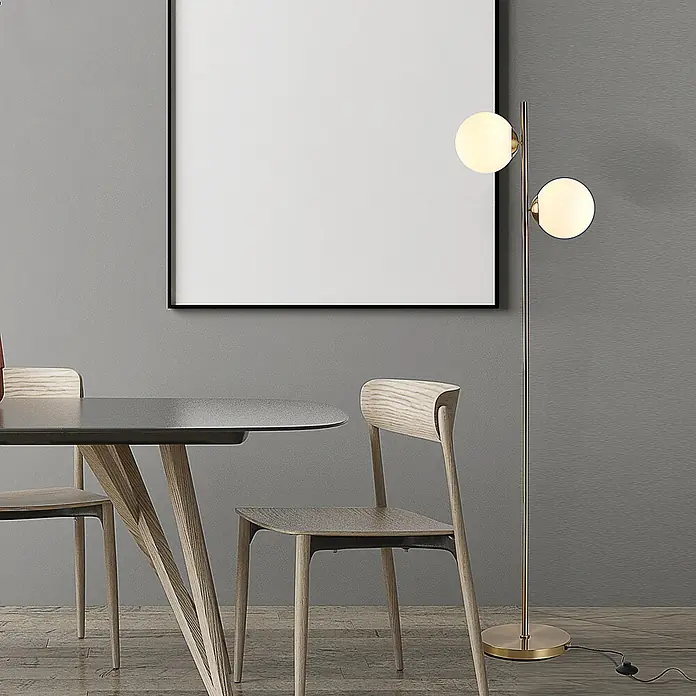 Homcom Stehleuchte - 40 W, Höhe: 165 cm, Gold, Weiß, E27 - Hohe goldene Stehleuchte mit zwei beleuchteten weißen Kugeln, die warmes Licht in einem modernen Esszimmer spendet.