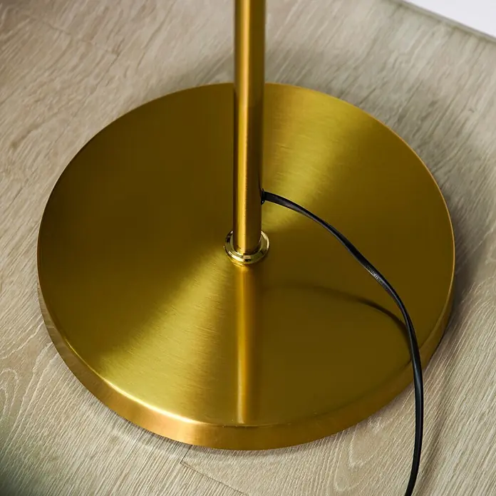 Homcom Stehleuchte - 40 W, Höhe: 169 cm, Gold, Gold, E27 - Runde, gebürstete goldene Stehlampenbasis mit Stange und Netzkabel auf hellem Holzboden.