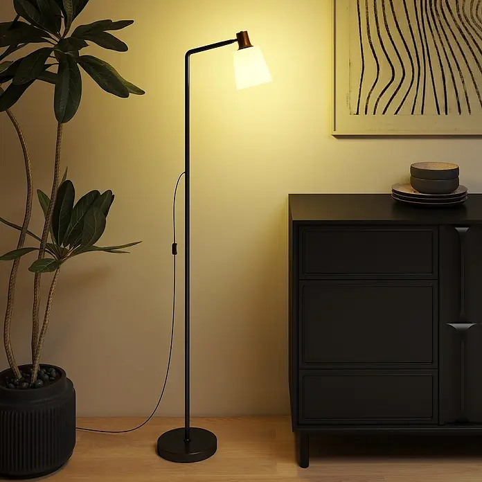 Homcom Stehleuchte - 25 W, Höhe: 148 cm, Schwarz, Weiß, E27 - Schwarze Stehlampe mit weißem Kegelschirm, spendet warmes Licht in einem modernen Raum, neben Pflanze und Schrank.