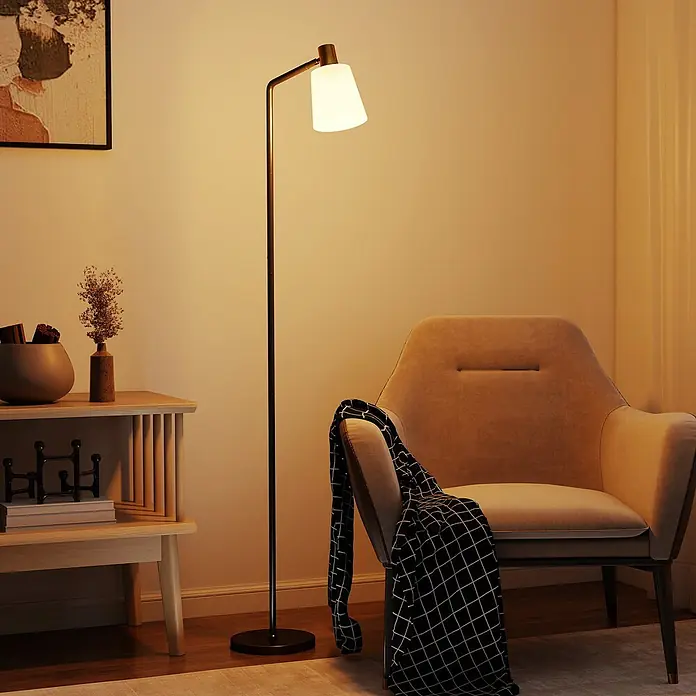 Homcom Stehleuchte - 25 W, Höhe: 148 cm, Schwarz, Weiß, E27 - Eine schwarze Stehlampe mit weißem Glasschirm beleuchtet eine gemütliche Leseecke.