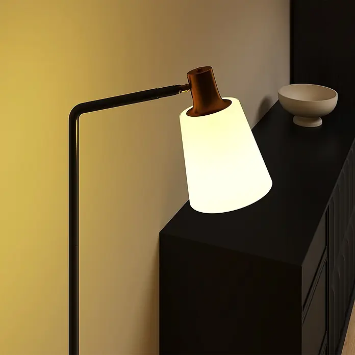 Homcom Stehleuchte - 25 W, Höhe: 148 cm, Schwarz, Weiß, E27 - Moderne schwarze Stehleuchte mit weißem, konischem Schirm und Kupferakzent, spendet warmes Licht neben einem dunklen Schrank.