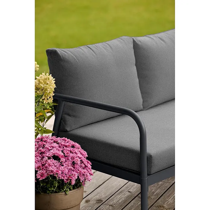 Ebuy24 Loungemöbel-Set Olga - 2 -tlg., Aluminium, Glas, Polyester, TPU, Schwarz - Dunkelgraues Outdoor-Sofa mit schwarzem Gestell, in einer Außenumgebung.