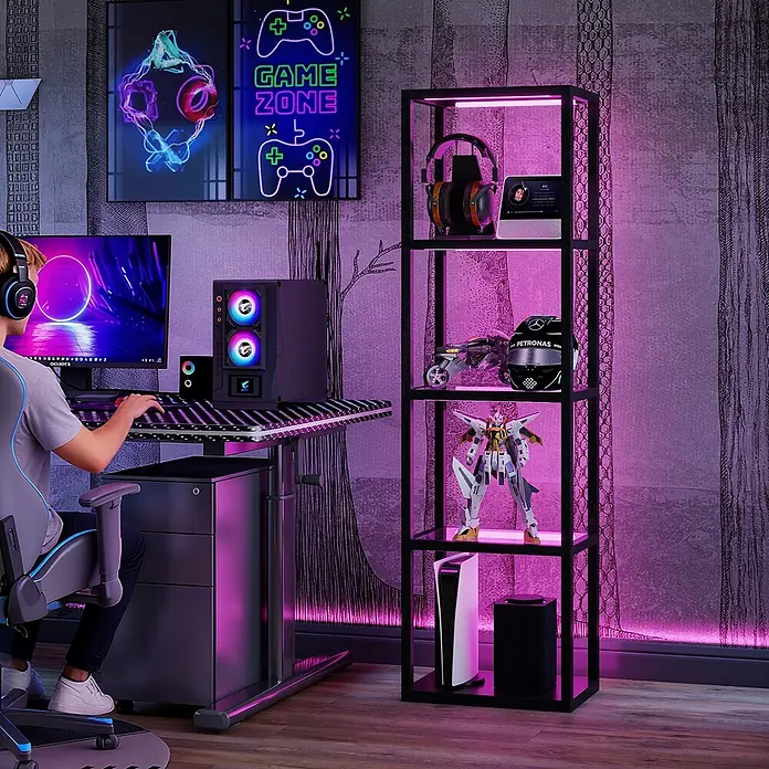 Homcom Stehleuchte - 18 W, Höhe: 157 cm, Schwarz, Schwarz, E27 - Ein Gamer an einem modernen Schreibtisch mit PC und Monitor, neben einem schwarzen Regal mit Gaming-Zubehör, alles pink beleuchtet.