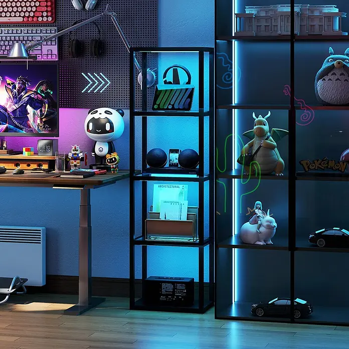 Homcom Stehleuchte - 18 W, Höhe: 157 cm, Schwarz, Schwarz, E27 - Ein modernes Gamer-Zimmer mit LED-beleuchteten Regalen, die Sammlerstücke präsentieren, einem höhenverstellbaren Schreibtisch und stilvollen Accessoires.