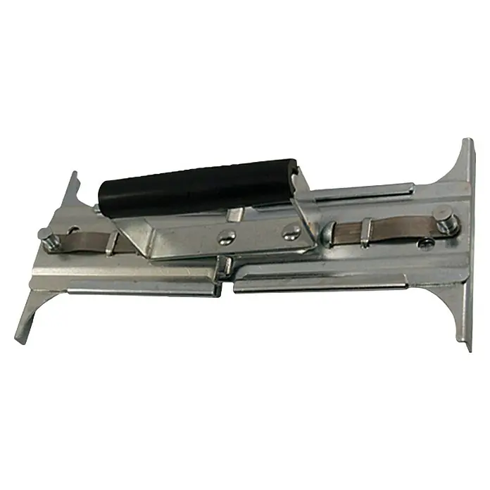 Heka Elevador de baldosas - Ajustable: 300 mm - 500 mm - Un primer plano de una herramienta de flejado manual de metal con un mango negro, utilizada para asegurar diversos materiales.