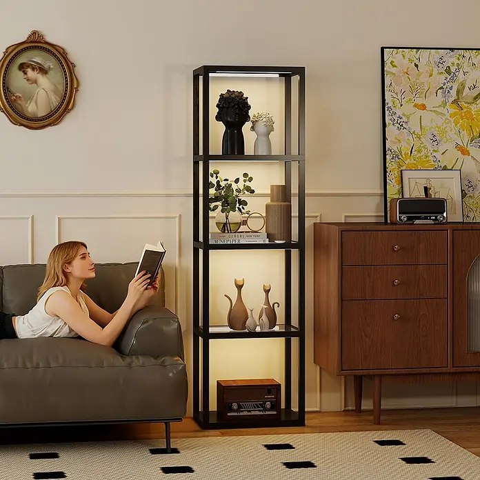 Homcom Stehleuchte - 18 W, Höhe: 157 cm, Schwarz, Schwarz, E27 - Hohes schwarzes Metallregal mit Glasböden und integrierter Beleuchtung, das Dekoartikel in einem modernen Wohnzimmer neben einem Sofa präsentiert.