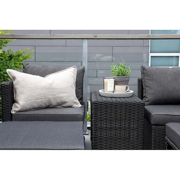Ebuy24 Loungemöbel-Set Quad - 5 -tlg., Korbmöbel, Schwarz - Dunkelgraue Outdoor-Sitzgruppe aus Polyrattan mit Kissen, helles Kissen, Beistelltisch mit Pflanze, Kerze und Tasse für eine gemütliche Terrasseneinrichtung.