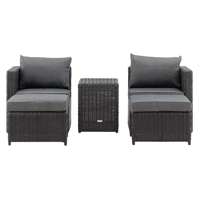Ebuy24 Loungemöbel-Set Quad - 5 -tlg., Korbmöbel, Schwarz - Dunkelgraues Rattan-Outdoor-Lounge-Set mit zwei Sesseln, zwei Hockern und einem quadratischen Beistelltisch, alle mit grauen Kissen.