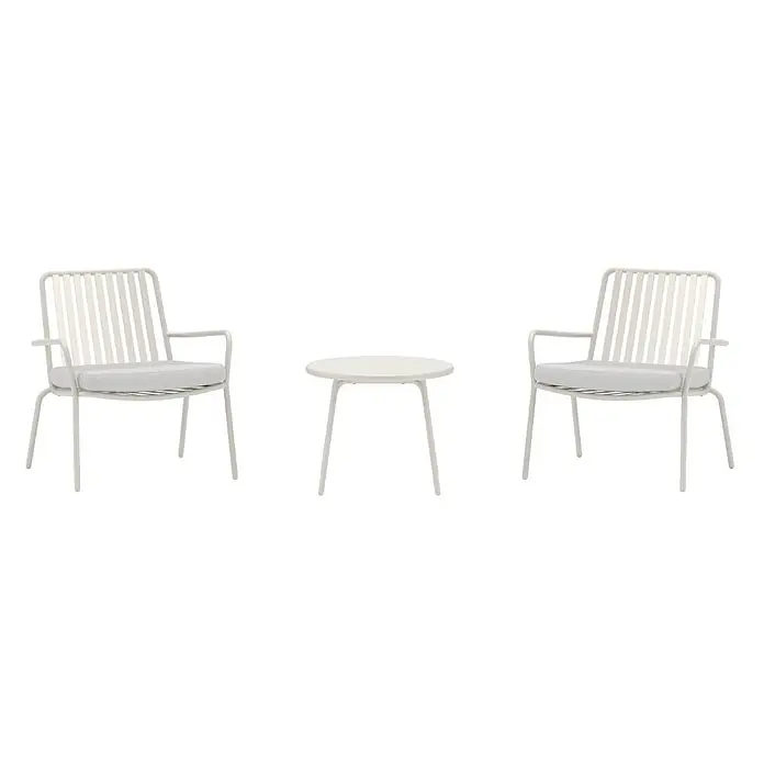 Ebuy24 Loungemöbel-Set Mykonos - 3 -tlg., Stahl, Beige - Zwei hellfarbene Outdoor-Sessel mit hellgrauen Kissen und ein passender runder Tisch.