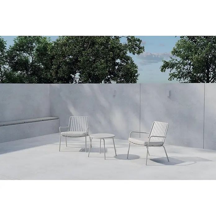 Ebuy24 Loungemöbel-Set Mykonos - 3 -tlg., Stahl, Beige - Hellgraue Outdoor-Stühle aus Metall mit gepolsterten Sitzen und passendem Beistelltisch auf einer Terrasse, umgeben von Bäumen.